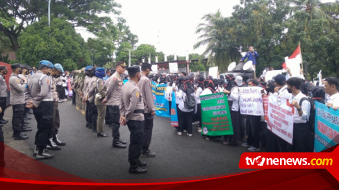 Ratusan Guru Honorer Geruduk Kantor Bupati Lampung Selatan Tuntut