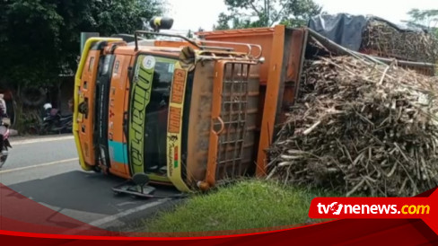 Kelebihan Muatan, Truk Gandeng Bermuatan Tebu Di Blitar Terguling Tutup ...