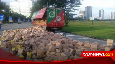 Ratusan Paket Minyak Goreng Berserakan di Jalan Jalur Sutera Kota Tangerang 