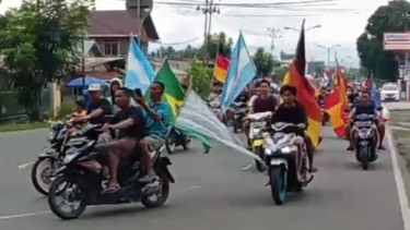 Sambut Piala Dunia 2022 Ratusan Warga Desa Konvoi Kendaraan Sambil Membawa Seluruh Bendera Negara Peserta