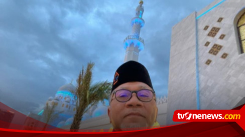 Maghrib di Masjid Raya Sheikh Zayed, Zulhas: Persahabatan Presiden Jokowi dan MBZ Berkah Bagi Umat