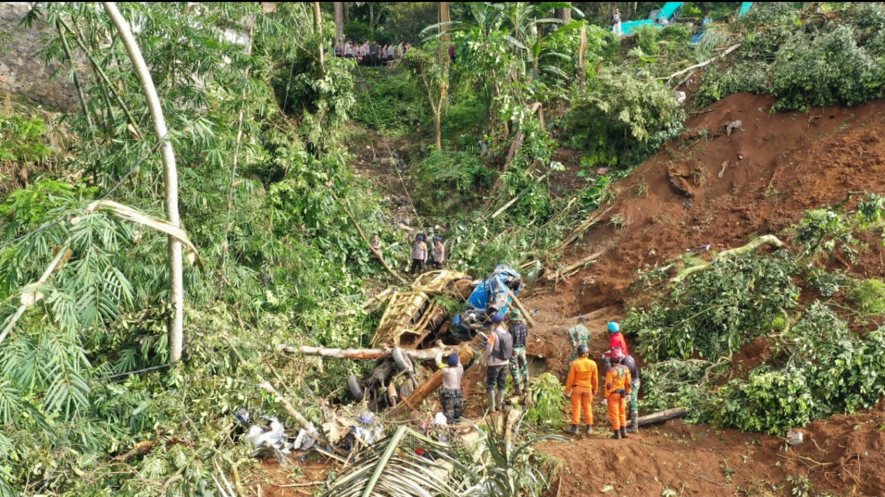 Gempa Cianjur, 2 Angkot Berisi 15 Siswa Tertimbun Longsor dan Belum Ditemukan
            - galeri foto