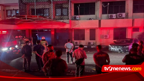 Petugas Pemadam Kebakaran Selesai Keluarkan Asap di Ruang Badan Intelijen dan Keamanan Polri di Jalan Trunojoyo