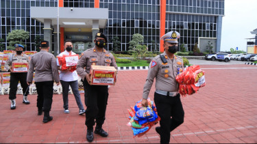 Polisi di Gresik Kirim Ribuan Paket Bantuan Sembako dan Popok Bayi untuk Korban Gempa Cianjur
