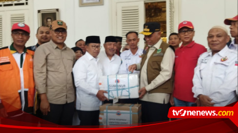 Gubernur Sumbar Serahkan 1,2 Ton Randang Bantuan Masyarakat Sumbar ke Bupati Cianjur