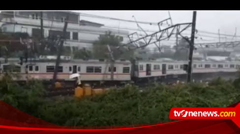 KRL Anjlok di Stasiun Kampung Bandan Jakarta Utara