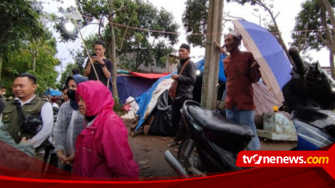 Mensos Risma Tolak Dipayungi Pengungsi Saat Kunjungi Lokasi Gempa di Cianjur