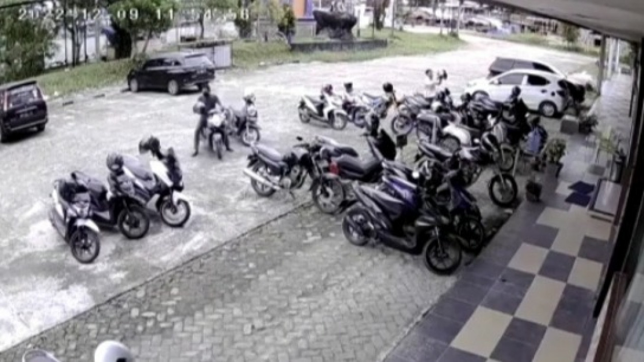 Curi Motor Di Siang Bolong Aksi Pelaku Ini Terekam Cctv