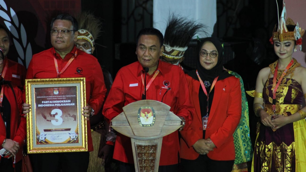 Dapat Nomor Punggung 3 PDIP Siap Bertarung di Pemilu 2024, Pacul: Kami Siap Hattrick
            - galeri foto