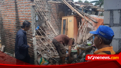 Kayu Penyanga Atap Rumah Lapuk, Sebabkan Sebuah Rumah Di Mojokerto ...