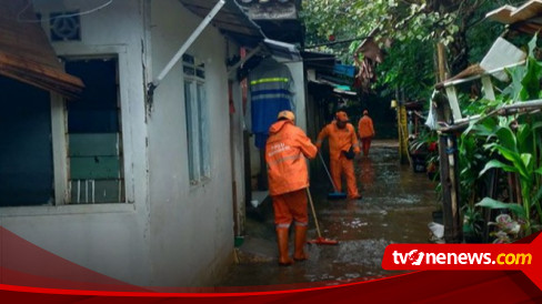 14 KK Warga Cilandak Timur Dievakuasi Akibat Banjir 1,6 Meter