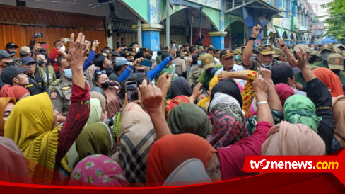 Ratusan Pedagang Pasar Tradisional Larangan Mengamuk Terlibat Aksi Saling Dorong Dengan Satpol