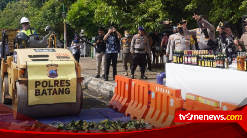 Jelang Natal Dan Tahun Baru, Polres Batang Musnahkan Ribuan Botol ...