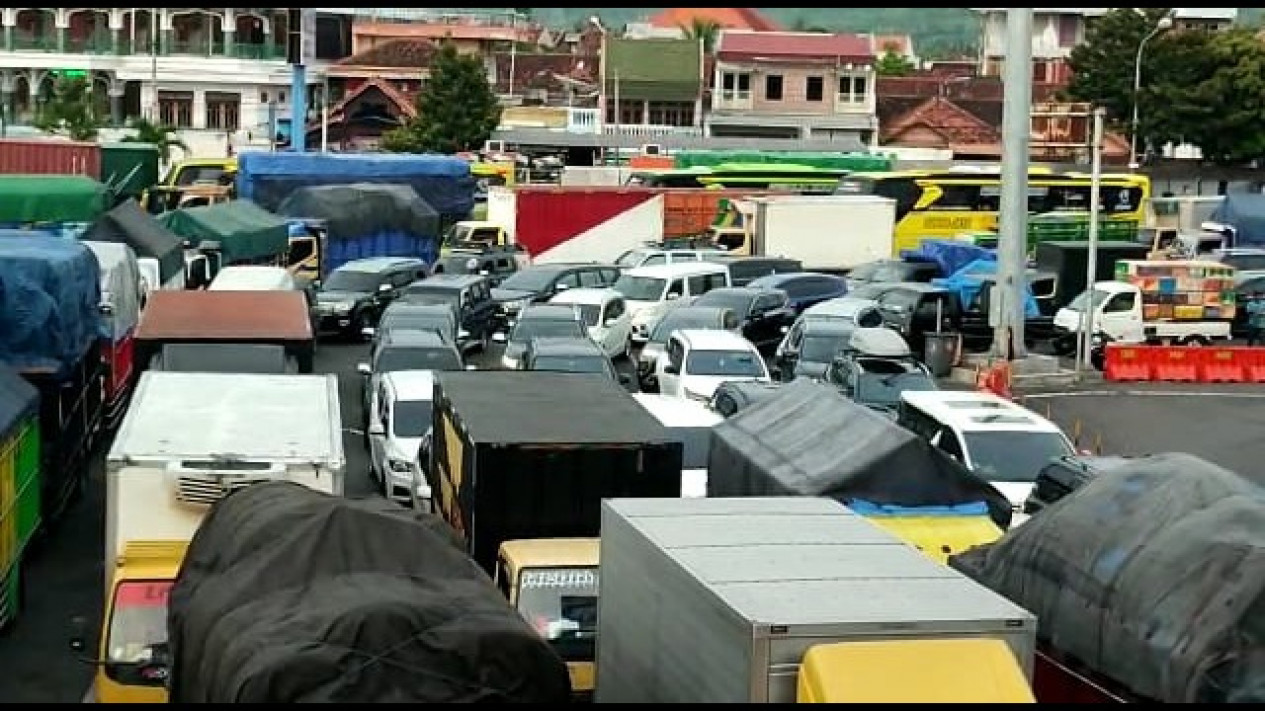 Puncak Libur Natal, Penyeberangan Ketapang Makin Padat, ASDP Tambah 32 ...