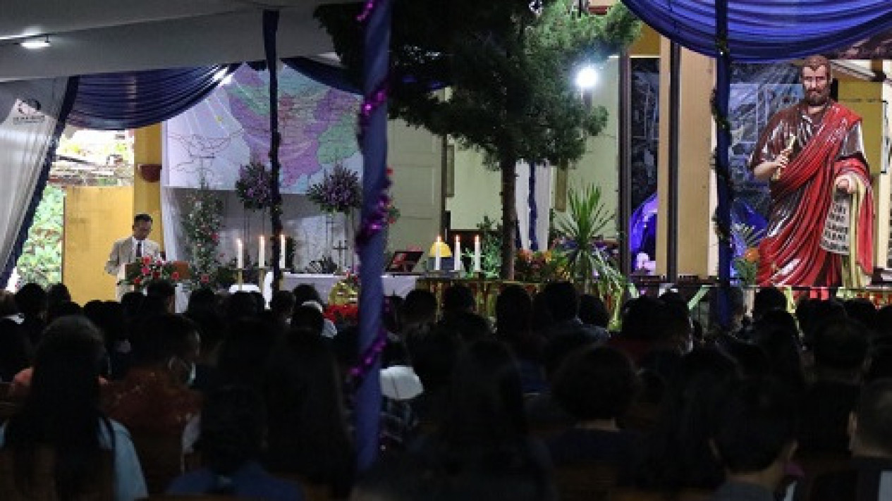 Sebulan Pascagempa Cianjur, Warga Syukuri Perayaan Natal di Tenda Depan Gereja
            - galeri foto