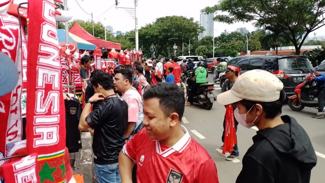 Jelang Duel Indonesia Vs Thailand, Suporter Garuda Kalap Di Area ...