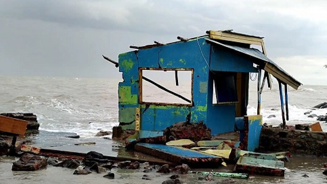 Bangunan Di Sekitar Pantai Eretan Indramayu Hancur Diterjang Ombak Dan ...