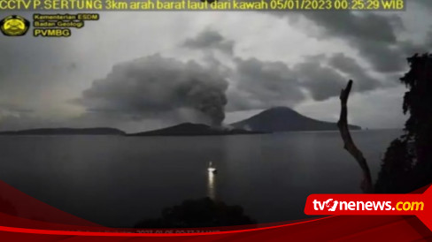 Lagi, Gunung Anak Krakatau Keluarkan Asap Kawah Setinggi 150 Meter ...