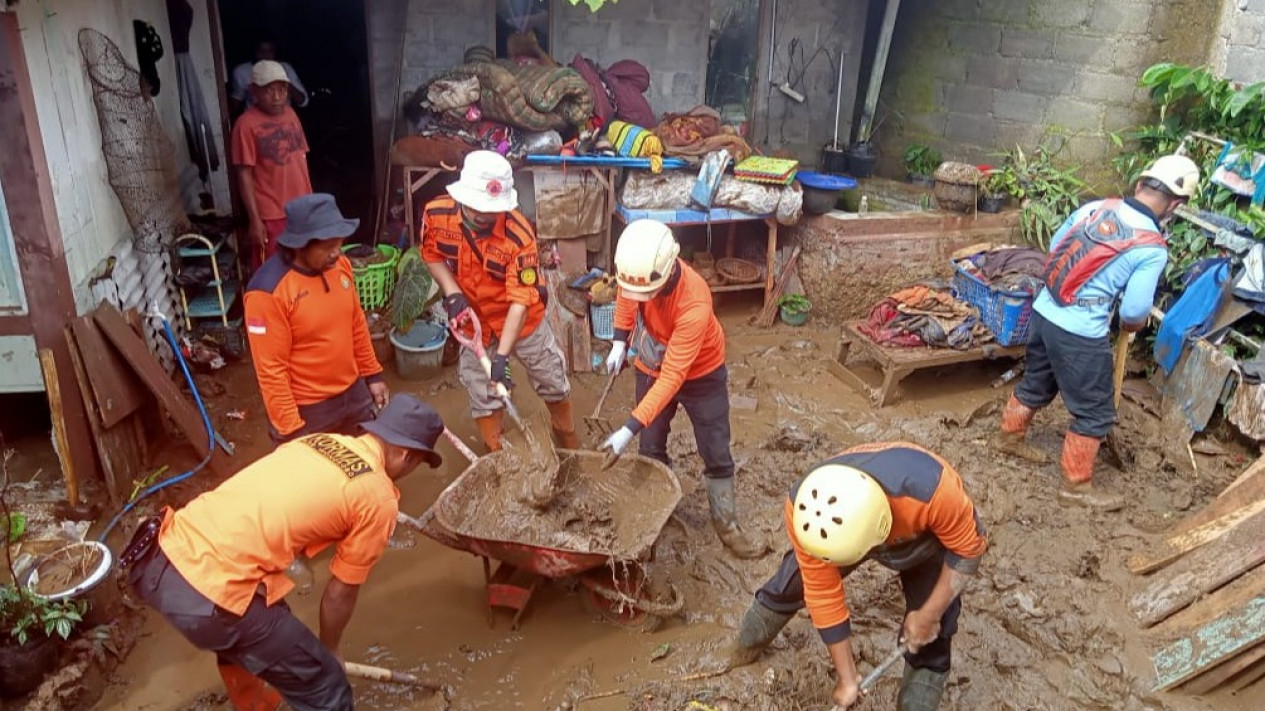 Akibat Curah Hujan Tinggi Tanggul Sungai Di Wonosobo Jebol, 30 Rumah ...