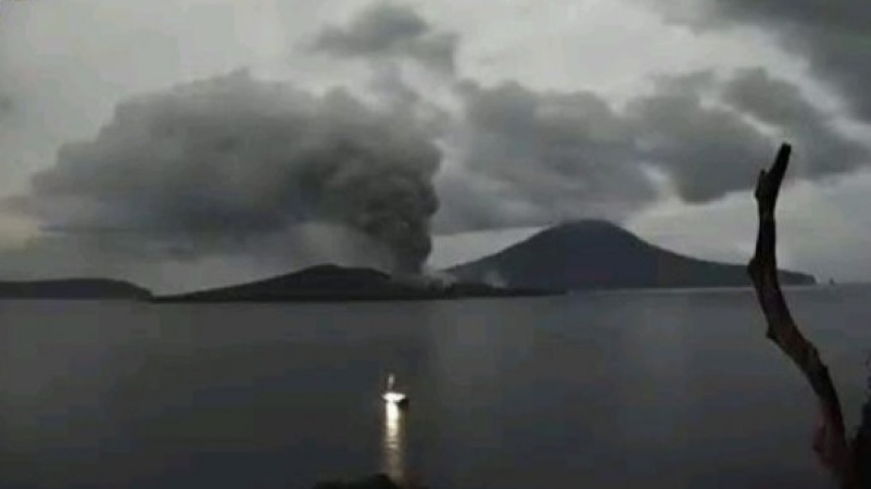 Gunung Anak Krakatau Semburkan Abu Setinggi 750 meter
            - galeri foto