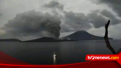 Gunung Anak Krakatau Semburkan Abu Setinggi 750 Meter