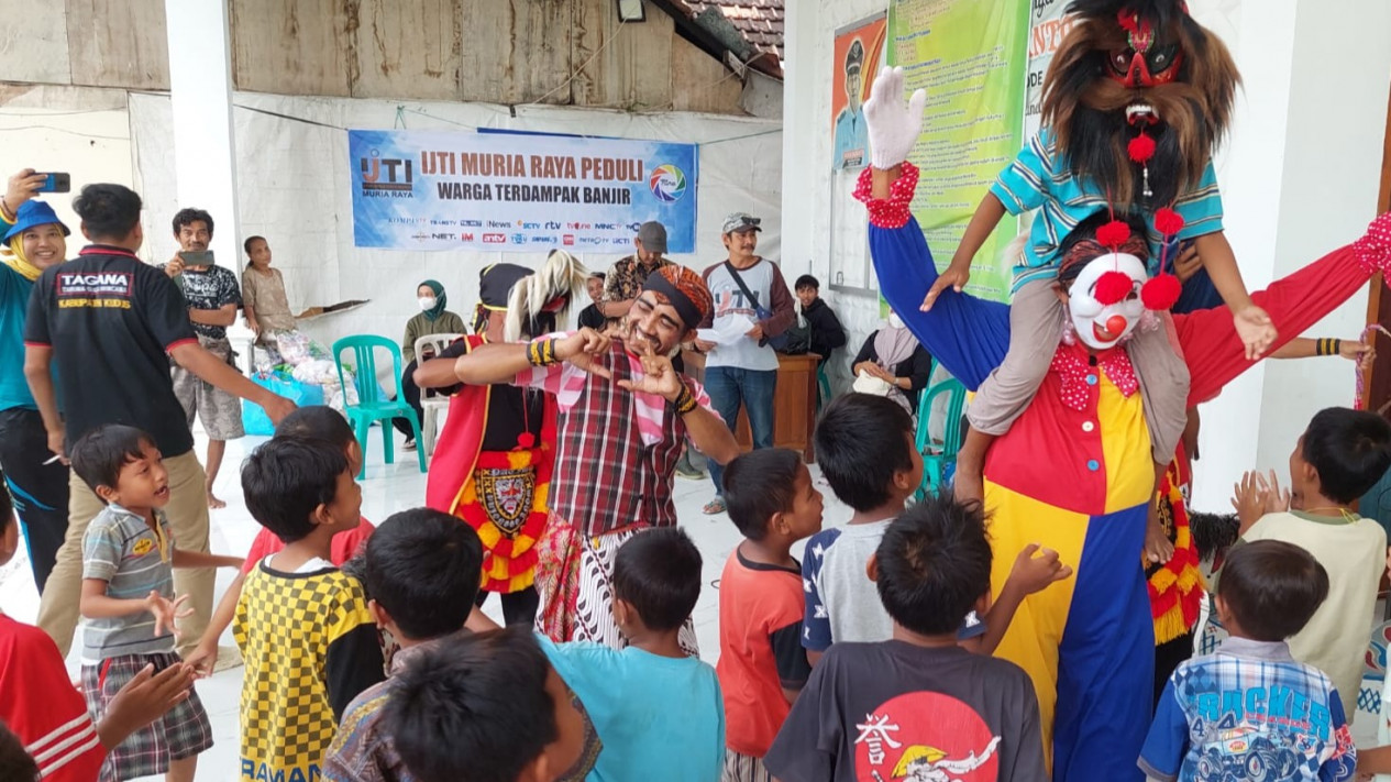 Anak-Anak Pengungsi Korban Banjir di Kudus Dihibur Kesenian Barongan dan Badut
            - galeri foto