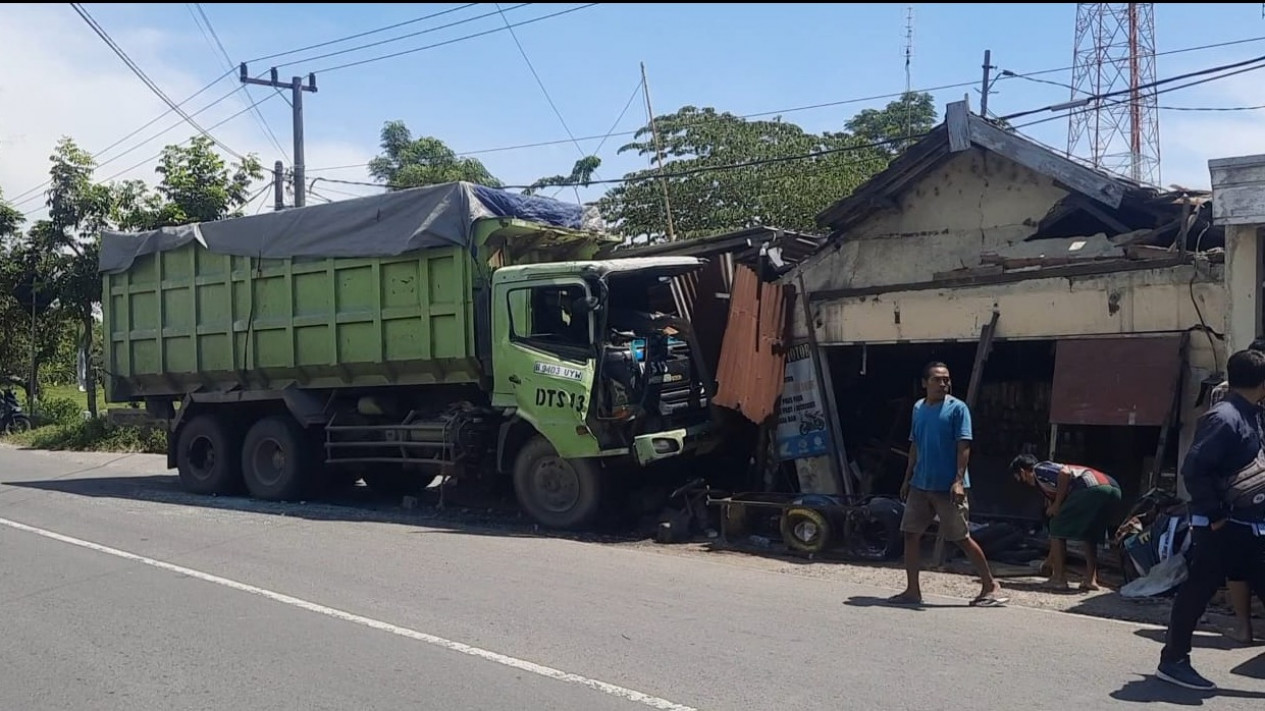 Truk Tabrak Tiga Bangunan di Mojokerto, Dua Orang Mengalami Luka
            - galeri foto