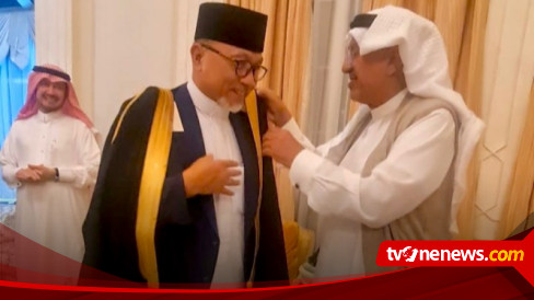 Kunjungi Bangsawan Kerajaan Arab Saudi, Mendag Zulhas Diberi Busana Paling Bergengsi di Jazirah Arab