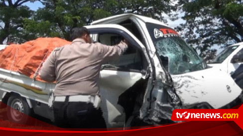 Pikap Bermuatan Sayur Pecah Ban, Tabrak Minibus Hingga Ringsek