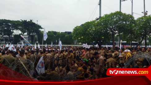 Demo di DPR, Ratusan Perangkat Desa Tuntut Kejelasan Status Kerja