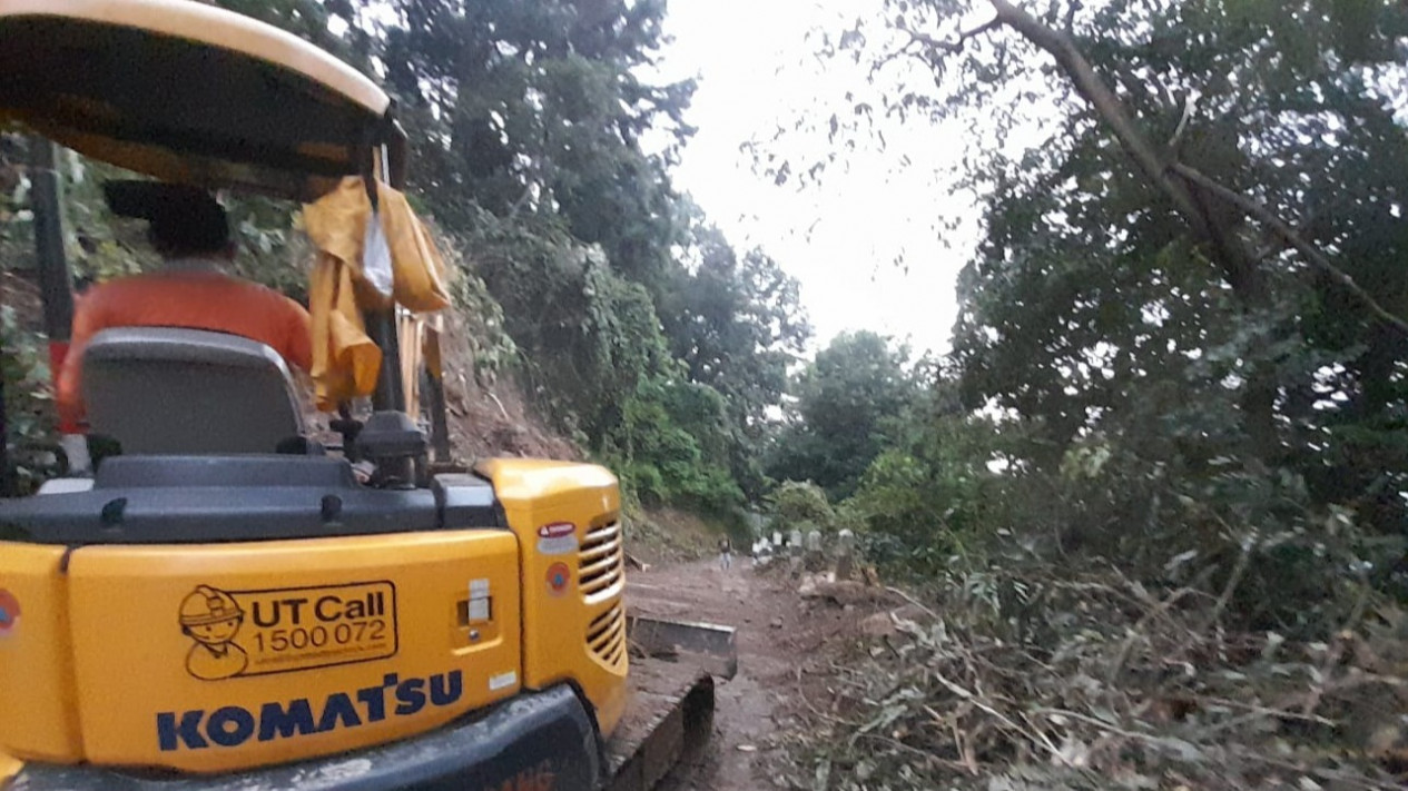 Petugas Akan Buat Terasering Cegah Longsor Susulan Tebing Setinggi 30 Meter di Kab. Semarang
            - galeri foto