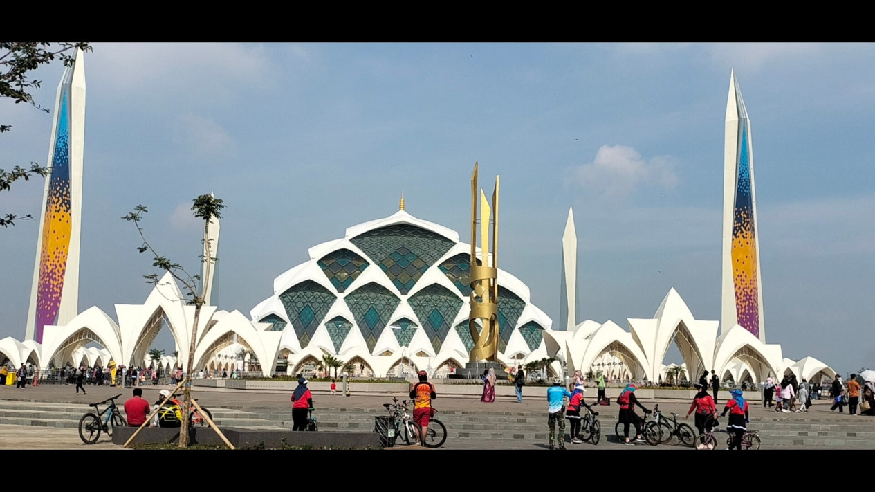 Polemik Utang Pembangunan Masjid Al Jabbar, Kubah Masjid Terancam Dibongkar
            - galeri foto