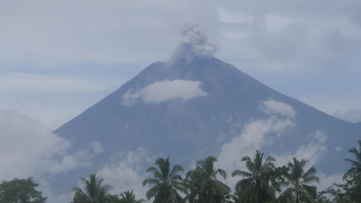 Alami Erupsi, Gunung Semeru Semburkan Kolom Abu Setinggi 800 Meter