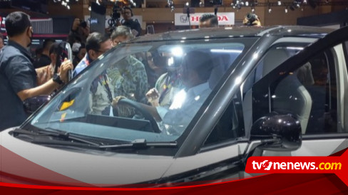 Hadiri Pembukan IIMS 2023, Presiden Jokowi Naik Wuling Air Ev hingga Motor Listrik