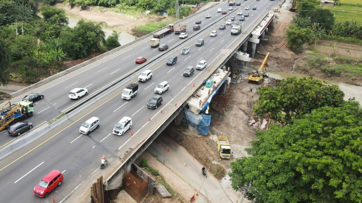 Lanjutkan Pengangkatan Balok Girder Bentang Keempat dan Kelima Jembatan Sungai Citarum Arah Jakarta, PT JTT Lakukan Pengaturan Lalu Lintas Jalan Tol Jakarta - Cikampek
            - galeri foto