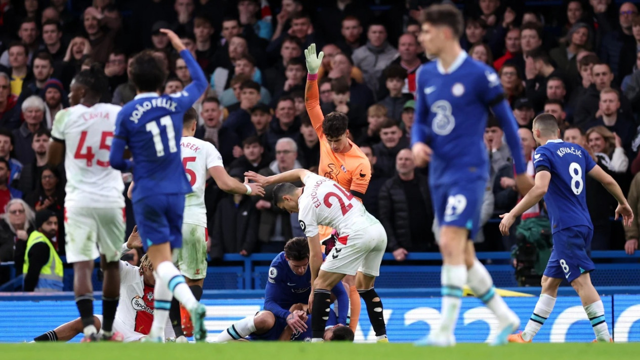 Azpilicueta Alami Cedera Horor di Kepala setelah Terkena Tendangan Salto Pemain Southampton
            - galeri foto