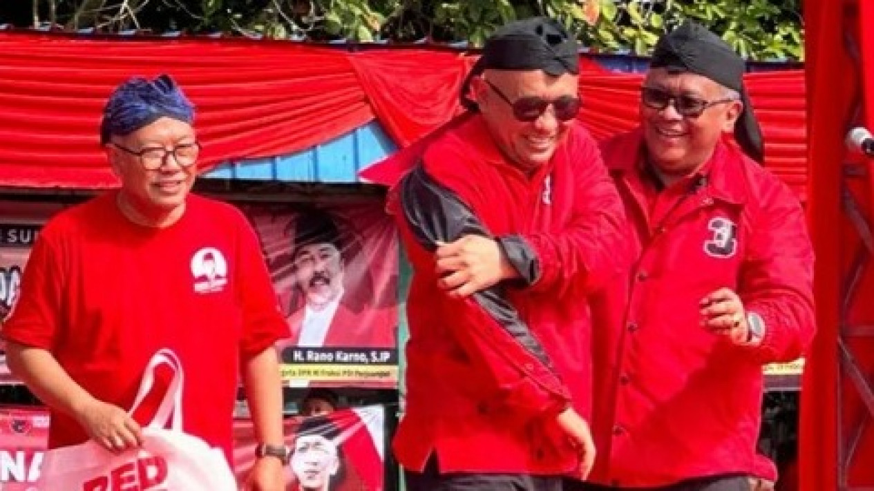 Teten Masduki Gabung PDIP, Ditandai Pemasangan Jaket Partai
            - galeri foto