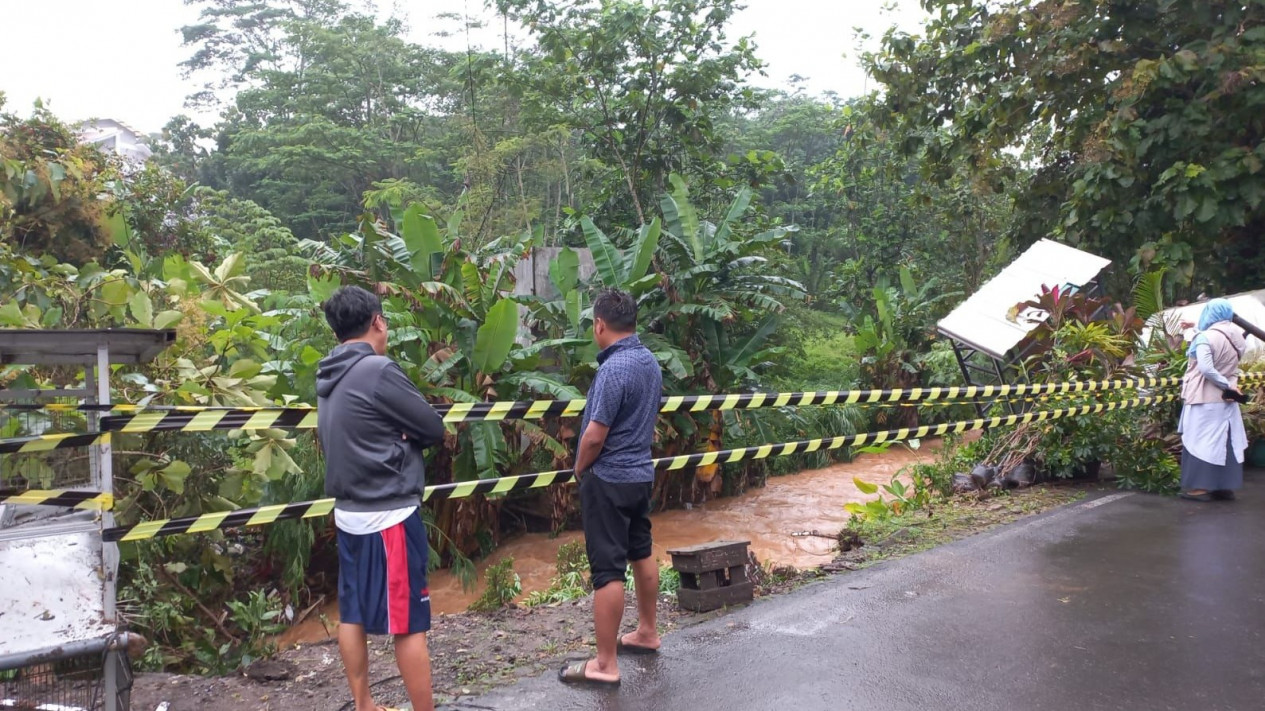 Hujan Deras, Talud Sungai Coto di Perumahan Sekar Gading Gunungpati Semarang Longsor
            - galeri foto