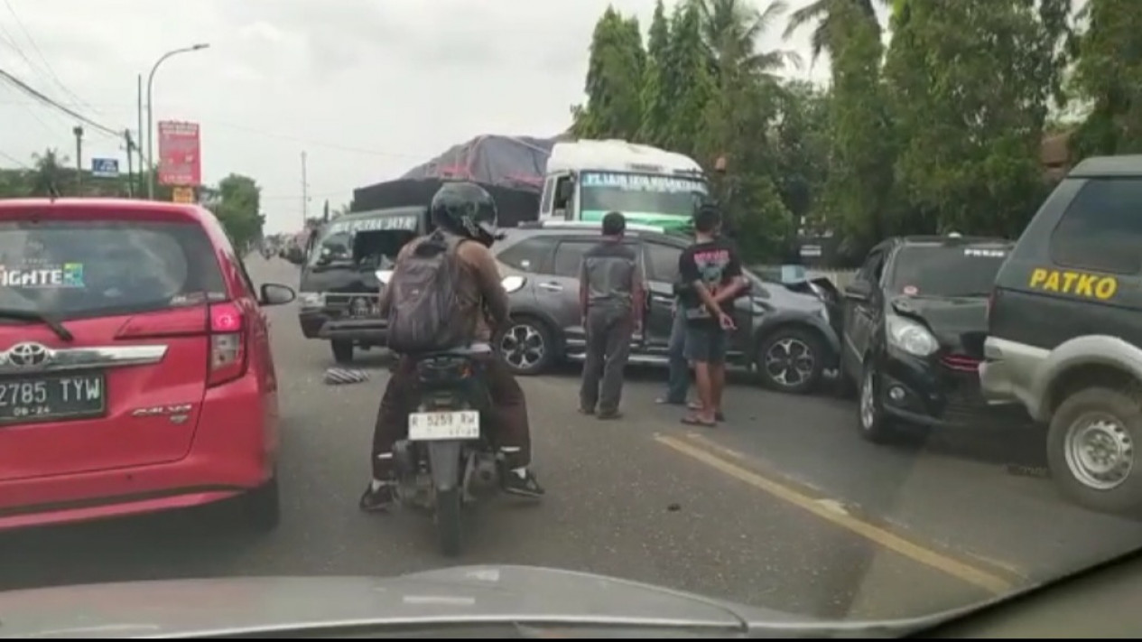 Kecelakaan Beruntun 6 Kendaraan Saat Antre Di Perlintasan Kereta Api ...