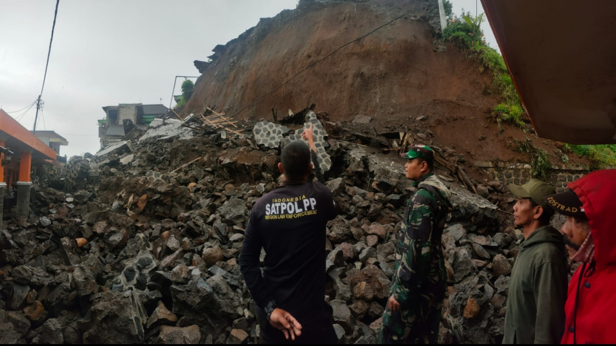 Tebing Pura di Pegunungan Bromo Longsor, Timpa Empat Rumah Warga
            - galeri foto