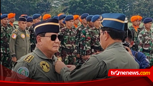 Usai Tandem Terbang Pesawat F-16, Prabowo Subianto Terima Brevet Wing ...