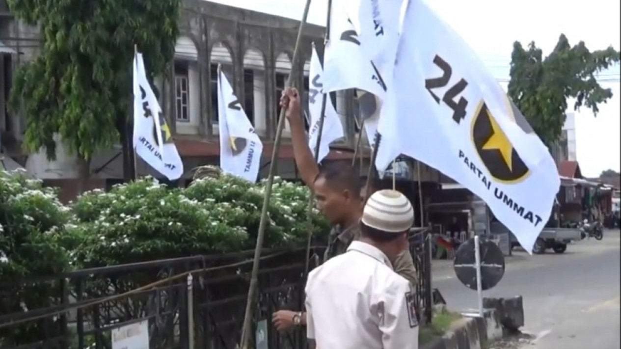 Satpol PP Aceh Barat Daya Copot Bendera Partai Umat
            - galeri foto