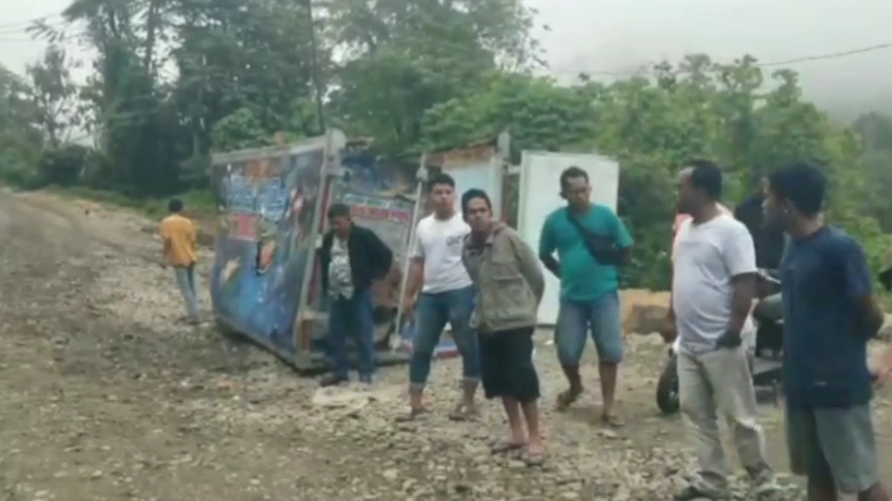 Truk Terguling di Jalur Batu Jomba Tapanuli Selatan, Ratusan Kendaraan Terjebak Macet Hingga 17 Jam Lebih
            - galeri foto