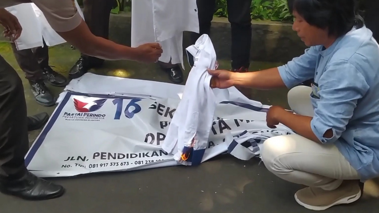 Dirombak Dari Kepengurusan Ketua Dpd Partai Perindo Kota Mataram Bakar Atribut Partai 3241