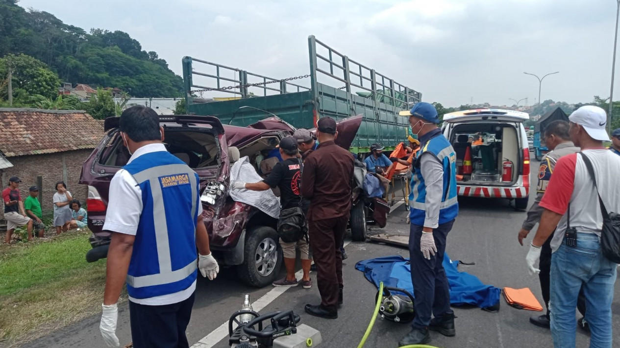 Kecelakaan Karambol di Tol Krapyak Semarang, Dua Orang Meninggal di Lokasi
            - galeri foto