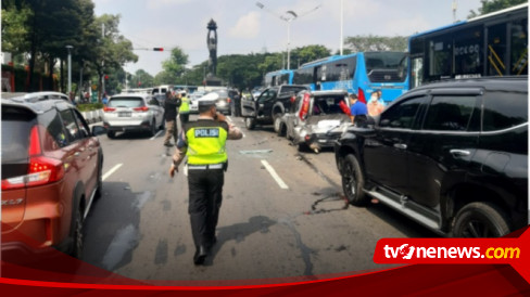 Kecelakaan Beruntun Di Bunderan Senayan Libatkan 5 Mobil, Ini Penyebabnya