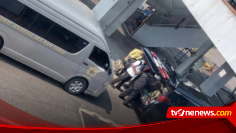 Viral! Alphard Masuk Apron Bandara Soekarno Hatta Dikawal Mobil Bea Cukai, Peter Gontha: Sudah Sakit Semua, Periksa Dong!