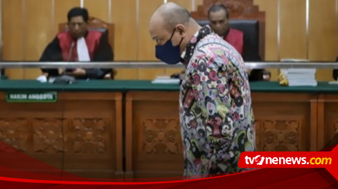 Bukan Sedih Justru 'Full Senyum', Ini Ekspresi Teddy Minahasa Pasca Dituntut Hukuman Mati oleh Jaksa