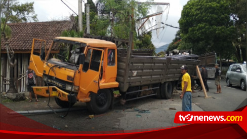 Truk Muatan Besi Tabrak PJU Di Kota Batu, Ini Penyebabnya