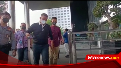 Bupati Meranti Muhammad Adil Tiba di Gedung KPK dengan Koper Kecil